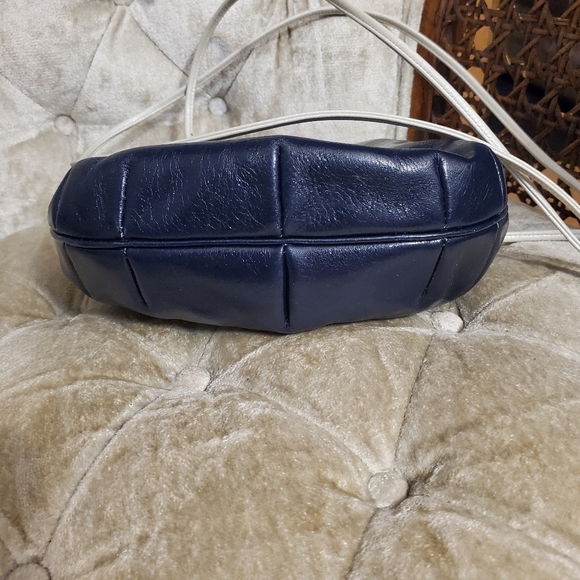 Kitamura bucket style draw sling bag - Picture 5 of 8